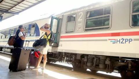 01.07.2017., Zagreb - Vlak HZ-a iz Splita za Zagreb kasnio je 5 sati s dolaskom. Photo: Goran Stanzl/PIXSELL------dva stupca novosti