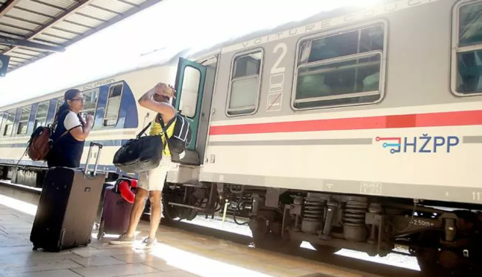 01.07.2017., Zagreb - Vlak HZ-a iz Splita za Zagreb kasnio je 5 sati s dolaskom. Photo: Goran Stanzl/PIXSELL------dva stupca novosti