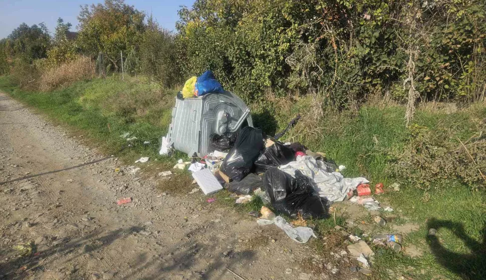 Velike količine raznovrsnog otpada i dalje su problem na lokaciji Rudina - Lipin dol - Aljmaš. Iz komunalne tvrtke Čvorkovac nema odgovora.