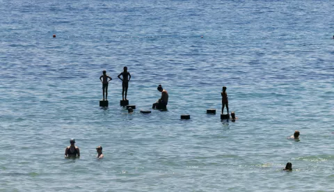 Split, 19.07.2025. - Vruća subota privukla je brojne kupače na plažu Bačvice.foto HINA/ Miroslav LELAS/ lm