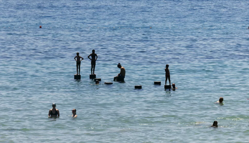 Split, 19.07.2025. - Vruća subota privukla je brojne kupače na plažu Bačvice.foto HINA/ Miroslav LELAS/ lm