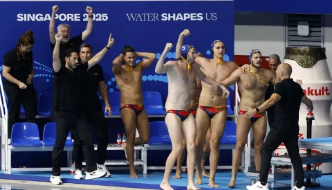 epa12252969 Team Spain celebrates winning the Men Water Polo semifinals match between Greece and Spain at the World Aquatics Championships Singapore 2025 in Singapore, 22 July 2025. EPA/RUNGROJ YONGRIT