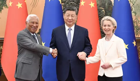 epa12257904 Chinese President Xi Jinping (C), President of the European Council Antonio Costa (L) and President of the European Commission Ursula von der Leyen (R) pose for a handshake at the 25th EU-China Summit in Beijing, China, 24 July 2025. EPA/XINHUA/Xie Huanchi CHINA OUT/UK AND IRELAND OUT/  MANDATORY CREDIT EDITORIAL USE ONLY
