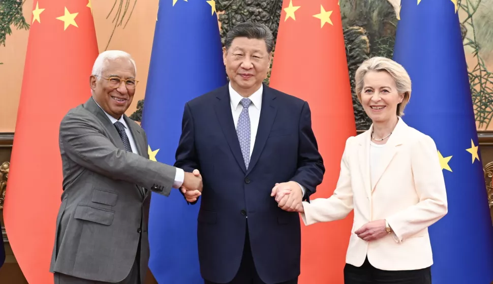 epa12257904 Chinese President Xi Jinping (C), President of the European Council Antonio Costa (L) and President of the European Commission Ursula von der Leyen (R) pose for a handshake at the 25th EU-China Summit in Beijing, China, 24 July 2025. EPA/XINHUA/Xie Huanchi CHINA OUT/UK AND IRELAND OUT/  MANDATORY CREDIT EDITORIAL USE ONLY