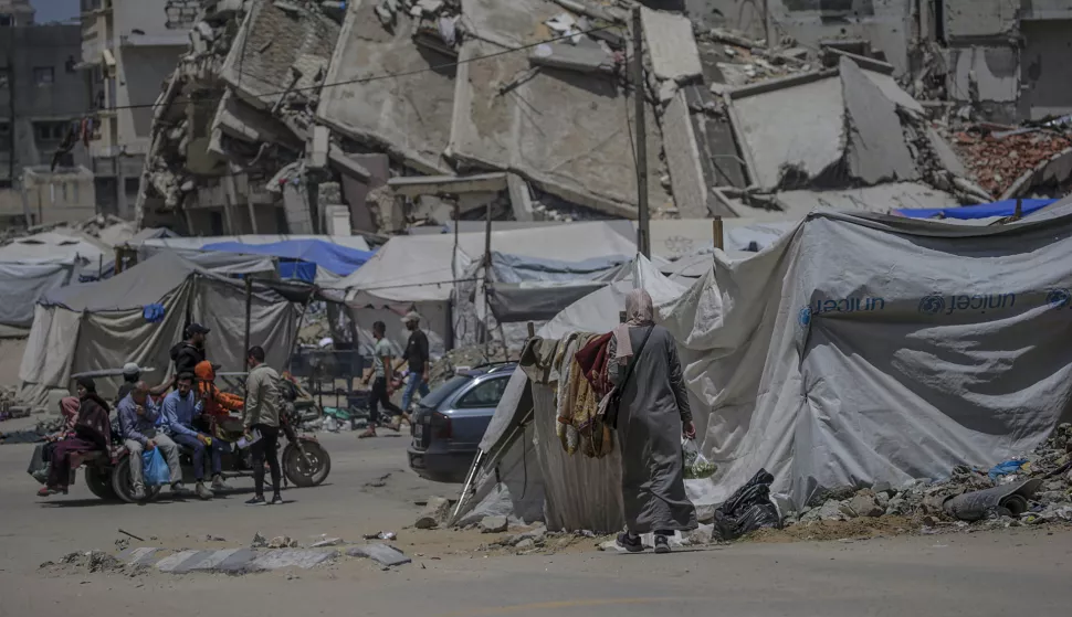 epa12092651 Internally displaced Palestinians who fled from the east of Gaza City and northern Gaza Strip move in the streets of Gaza City on, 11 May 2025. More than 51,000 Palestinians have been killed in the Gaza Strip, according to the Palestinian Ministry of Health, since Israel launched a military campaign in the strip in response to a cross-border attack led by the Palestinian militant group Hamas on 07 October 2023, in which about 1,200 Israelis were killed and more than 250 taken hostage. EPA/MOHAMMED SABER