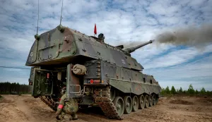 Soldaten der 10. Panzerdivision üben mit der Panzerhaubitze 2000 das Gefecht in einem multinationalen Gefechtsverband im Rahmen der NATO-Übung Grand Quadriga auf dem Truppenübungsplatz Pabrade/Litauen, am 15.05.2024.©Bundeswehr/Marco Dorow