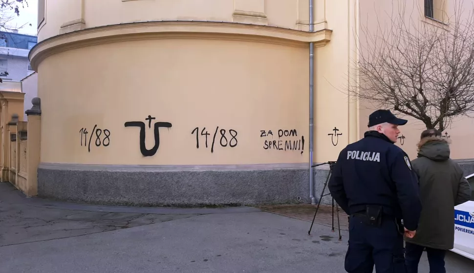 Bjelovar, 21.12.2023. - U petak ujutro na crkvi Svete Trojice u centru grada osvanuli su ustaški i nacistički grafiti. Nepoznati počinitelji na nedavno obnovljeno pročelje crkve nacrtali su "ušato" slovo U, natpis "Za dom spremni" i 14/88, kombinaciju brojeva koja je u širokoj uporabi među neonacistima. Očevid je u tijeku, a incident je komentirao i gradonačelnik Dario Hrebak. foto HINA/ Igor KOKORUŠ/ ik
