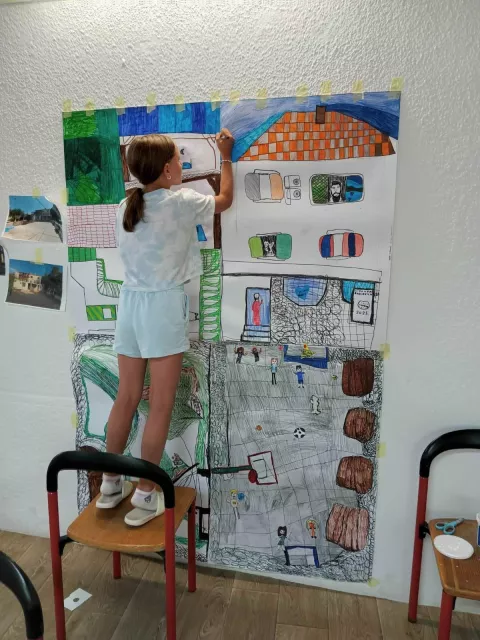 U odmaralištu Centra za pružanje usluga u zajednici sv. Ana Vinkovci u Supetru krenula je jubilarna, trideseta likovna radionica u kojoj sudjeluju likovni umjetnici iz Slavonije i Baranje i djeca iz navedenog Doma. Punih trideset godina likovni umjetnici stvaraju djela koja ostaju u sada već bogatom fundusu Centra, ali i s djecom provode različite likovne radionice.Ove godine sudjeluje devet umjetnica i umjetnika: Tomislav Livaja, mag. educ. art. (Sarvaš), Ana Čolaković, mag. kip. i prof. LK (Vinkovci), Vjekoslav Filipović, mag. educ. art. (Strošinci), Andrej Tomić, mag. slikarstva (Osijek), Željko Ašperger, mag. art. (Osijek), Iva Muškić, mag. educ. art. (Vinkovci), Mario Matoković, prof. LK (Osijek), prof. dr. art. Goran Kujundžić (Darda) i ja, kao voditelj radionice - kaže izv. prof. dr. art. Marko Šošić iz Vinkovaca i dodaje kako će idućih dana nastati likovna djela, djece i umjetnika, koja će biti izložena u Supetru na kraju radionice i u Vinkovcima krajem godine.Prvi je dio radionice zamišljen kao kolaborativni rad djece starije dobi u kojem bi sudionici izradili zajednički veliki crtež prostora dječjeg doma. Drugi dio radionice zamišljen prvenstveno kroz individualni dječji rad. Cilj je da svako dijete realizira prikaz vlastitog lika. Na raspolaganju će im biti različiti crtački i slikarski materijali. Kao mjerilo za ujednačenu veličinu koristit će se veličina pojedinačnog A4 papira koji se i koristi kao podloga. Nakon što djeca realiziraju svoj lik, izrezivat će ga te kolažirati po velikom crtežu prostora doma realiziranom prethodni dan. M. Flego n