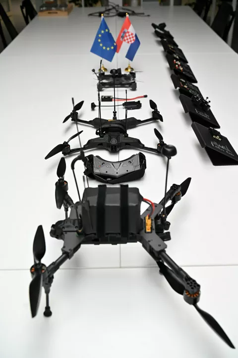 Potpredsjednik Vlade Republike Hrvatske i ministar obrane Ivan Anušić posjetio je danas, 25. srpnja 2025. u Osijeku tvrtku Orqa koja razvija i proizvodi FPV dronove kojima Ministarstvo obrane oprema Hrvatsku vojsku.