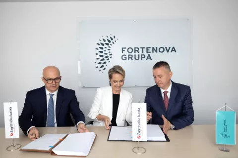 Fortenova grupa je danas potpisala ugovor o refinanciranju postojećeg zaduženjau iznosu od 550 milijuna eura sa Zagrebačkom bankom i UniCredit Group-om.Efektivni datum refinanciranja je 1. listopada 2025.