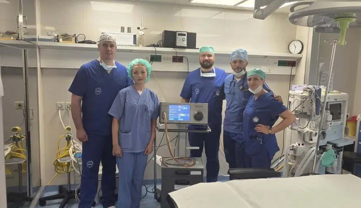 Prva primjena ove metode u Osijeku ne samo da uvodi novu tehničku mogućnost u operacijske sale, već potvrđuje i visoku razinu stručnosti i timske suradnje među zdravstvenim djelatnicima. Time se otvaraju vrata daljnjem razvoju i primjeni sofisticiranih ventilacijskih tehnika. 