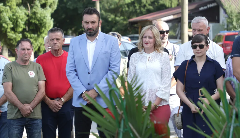 Tenja, 25. 07. 2025., Tenja, spomenik braniteljima, polaganje vijenaca, svečana sjednica, Vijeće MO Tenja; Josip Jukić; Marija Capan SNIMIO BRUNO JOBST