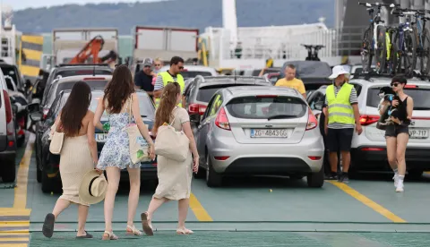 Zadar, 12.07.2025. - Gužva u trajektnoj luci Gaženica.Foto HINA/Zvonko KUCELIN