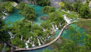 07.06.2015., Plitvicka jezera - Mnogobrojni turisti uzivaju u ljepotama Nacionalnog parka Plitvicka jezera.r"nPhoto: Borna Filic/PIXSELL