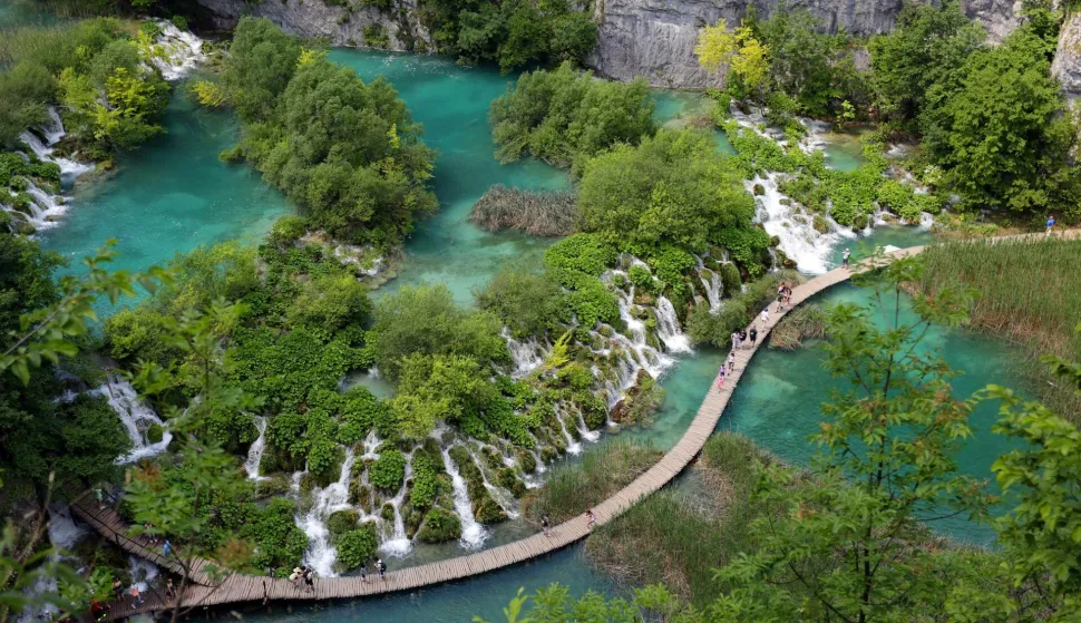 07.06.2015., Plitvicka jezera - Mnogobrojni turisti uzivaju u ljepotama Nacionalnog parka Plitvicka jezera.r"nPhoto: Borna Filic/PIXSELL