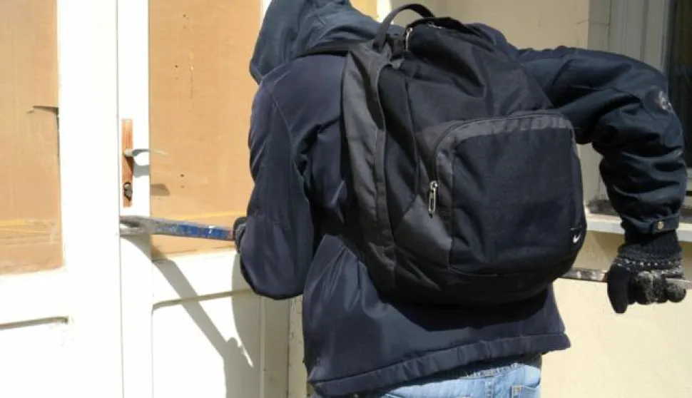 Osijek: 16.04.2014Provala vrata sa pajerom, ilustracija za crnu kroniku, obijanje, provala, razvaljivanjeSnimio: Josip eri