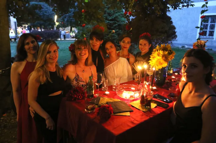 Osijek 26. 07. 2025, II. osječka ljetna noć. Šetalište, ponuda obrtnika, druženje, VGP, Polaz Vanje Radauša, Klapa Zrninski i Vesela grupa, Trga slobode filmska večer za najmlađe i Trg Ante Starčevića, koncert Moj galebe, Dino Petrić i Jure Brkljača. Djevojačka u Grejpu.snimio GOJKO MIITĆ