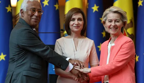 European Council President Antonio Costa, Moldovan President Maia Sandu and European Commission President Ursula von der Leyen stack their hands during a press conference at the first Moldova-EU summit in Chisinau, Moldova July 4, 2025. REUTERS/Vladislav Culiomza Photo: VLADISLAV CULIOMZA/REUTERS
