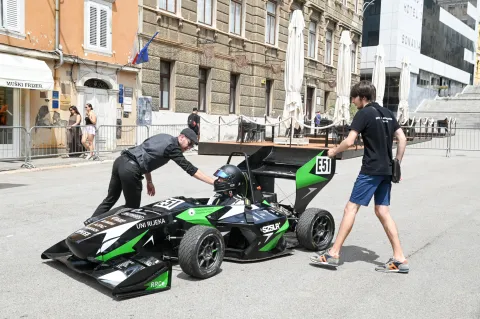 Studenti dizajnirali i izradili električni bolid koji jurne od 0 do 100 kilometara na sat za 4,3 sekunde