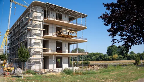 Gradilište nove stambene zgrade uz Dravu i Hrvatske vode (autor: Laura Bunjevac), srpanj 2025.