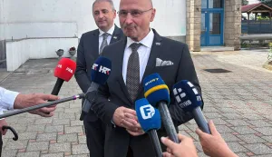 Bugojno, 27.7.2025.- Ministar vanjskih i europskih poslova Gordan Grli? Radman poru?io je u nedjelju iz Bugojna kako je nu?no procesuirati zlo?ine po?injene nad Hrvatima tijekom rata u BiH, istaknuv?i da je to pitanje istine, pravde, civilizacijskih vrijednosti i europske budu?nosti zemlje. U Bugojnu je tijekom obilje?avanja 32. obljetnice stradanja i progona Hrvata u tome srednjobosanskom gradu, kao izaslanik predsjednika Vlade RH Andreja Plenkovi?a, polo?io vijence i zapalio svije?e na spomen-obilje?ju poginulim Hrvatima te nazo?io svetoj misi. foto HINA/ ua