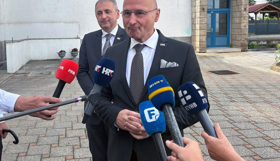 Bugojno, 27.7.2025.- Ministar vanjskih i europskih poslova Gordan Grli? Radman poru?io je u nedjelju iz Bugojna kako je nu?no procesuirati zlo?ine po?injene nad Hrvatima tijekom rata u BiH, istaknuv?i da je to pitanje istine, pravde, civilizacijskih vrijednosti i europske budu?nosti zemlje. U Bugojnu je tijekom obilje?avanja 32. obljetnice stradanja i progona Hrvata u tome srednjobosanskom gradu, kao izaslanik predsjednika Vlade RH Andreja Plenkovi?a, polo?io vijence i zapalio svije?e na spomen-obilje?ju poginulim Hrvatima te nazo?io svetoj misi. foto HINA/ ua