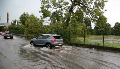 Zagreb, 19.07.2023 - Olujno nevrijeme u Zagrebu. Na fotografiji poplavljena ulica Vukomerec u Zagrebu.Foto HINA/ Denis CERIC /dc