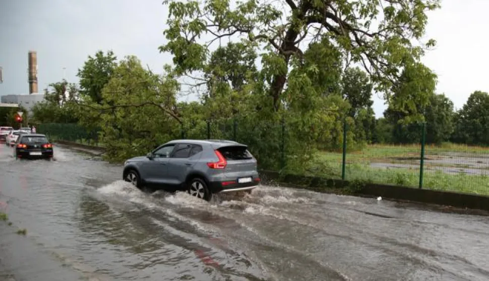 Zagreb, 19.07.2023 - Olujno nevrijeme u Zagrebu. Na fotografiji poplavljena ulica Vukomerec u Zagrebu.Foto HINA/ Denis CERIC /dc