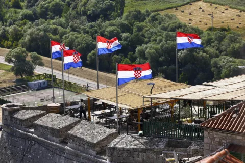 Knin, 05.08.2024. - Svečano podignuta zastava na kninskoj tvrđavi povodom 29. obljetnice VRO Oluja.foto HINA/ Miroslav LELAS/ lm