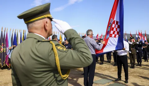 Knin, 05.08.2024. - Svečano podignuta zastava na kninskoj tvrđavi povodom 29. obljetnice VRO Oluja.foto HINA/ Miroslav LELAS/ lm