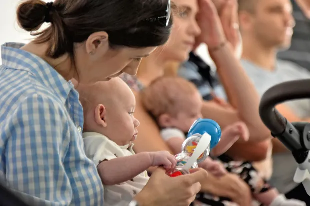 slavonija...Vinkovci...28.08.2024.gradska knjižnica i citaonica; zamjenik gradonačelnika Josip Romić održao prijem za roditelje novorođene djece i u ime grada urucio im novčanu naknadu za svako novorođeno djete; uručeno 75 naknada;foto Gordan Panić