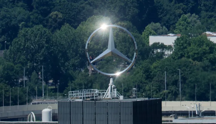 epa12206024 An exterior view featuring the Mercedes-Benz star at the car factory in Untertuerkheim, Stuttgart, Germany, 30 June 2025. EPA/RONALD WITTEK