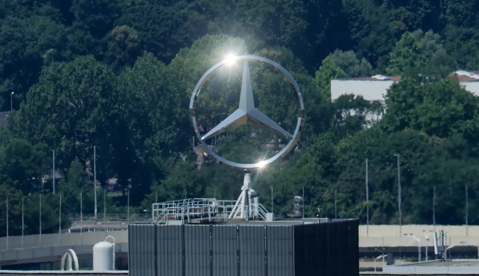 epa12206024 An exterior view featuring the Mercedes-Benz star at the car factory in Untertuerkheim, Stuttgart, Germany, 30 June 2025. EPA/RONALD WITTEK