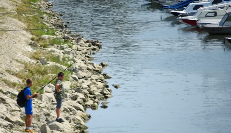 OSIJEK-23.08.2021., Zimska luka, dječaci na pecanju prije najavljenog lo&scaron;eg vremena, slobodnjak.Foto: Andrea Ilakovac