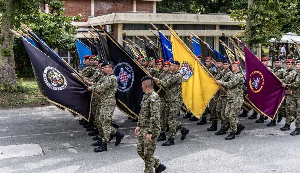 Velika Gorica, 28.7.2025 - Ministar obrane Ivan Anušić, i načelnik Glavnog stožera Oružanih snaga Tihomir Kundid obišli su pripadnike pješačkih postroja Hrvatske vojske uoči mimohoda u Zagrebu.Foto Hina/ Dario GRZELJ/ dag
