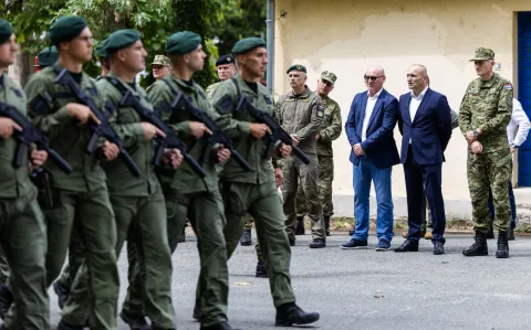 Velika Gorica, 28.7.2025 - Ministar obrane Ivan Anu&scaron;ić, i načelnik Glavnog stožera Oružanih snaga Tihomir Kundid obi&scaron;li su pripadnike pje&scaron;ačkih postroja Hrvatske vojske uoči mimohoda u Zagrebu.Foto Hina/ Dario GRZELJ/ dag