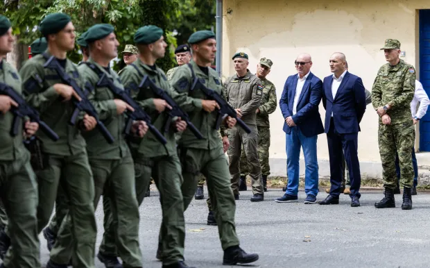 Velika Gorica, 28.7.2025 - Ministar obrane Ivan Anušić, i načelnik Glavnog stožera Oružanih snaga Tihomir Kundid obišli su pripadnike pješačkih postroja Hrvatske vojske uoči mimohoda u Zagrebu.Foto Hina/ Dario GRZELJ/ dag