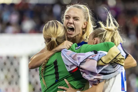 epa12266992 England's Chloe Kelly (R) celebrates with England's goalkeeper Hannah Hampton (L) and England's Esme Morgan (C) after she scored to win the penalty shoot-out after extra time during the UEFA Women's EURO 2025 final soccer match between England and Spain, in Basel, Switzerland, 27 July 2025. EPA/MICHAEL BUHOLZER