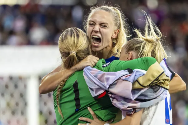 epa12266992 England's Chloe Kelly (R) celebrates with England's goalkeeper Hannah Hampton (L) and England's Esme Morgan (C) after she scored to win the penalty shoot-out after extra time during the UEFA Women's EURO 2025 final soccer match between England and Spain, in Basel, Switzerland, 27 July 2025. EPA/MICHAEL BUHOLZER