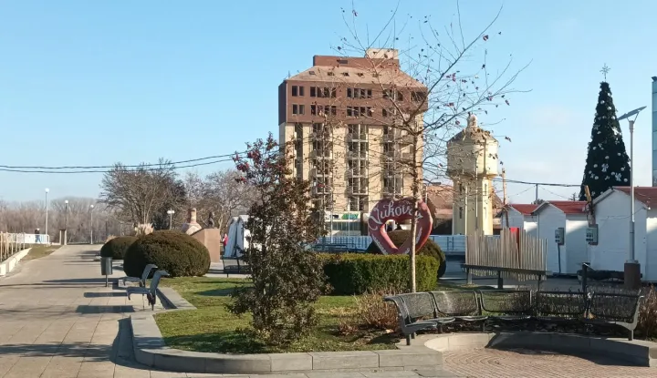 Središte Vukovara; šetnica, Trg RH i bivši hotel Dunav