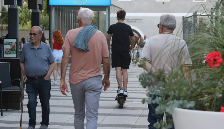 Osijek, 05. 06. 2025, Trg Slobode, oko 19 sati. Problem prometovanja električnim romobilima na Trgu Slobode, največi problem rade mladđi vozači e romobila.... žale se čitatelji. Ilustracija.snimio GOJKO MITIĆ