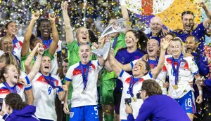 epa12266973 England's team celebrates with the trophy after winning the UEFA Women's EURO 2025 final soccer match between England and Spain, in Basel, Switzerland, 27 July 2025. EPA/MICHAEL BUHOLZER