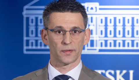 Zagreb, 14.01.2025. - Zastupnici Božo Petrov, Zvonimir Troskot i Marin Miletić održali su konferenciju za medije s temom Mostova interpelacija o neizdrživoj inflaciji.Na fotografiji Božo Petrov.foto HINA/ Edvard ŠUŠAK/ es