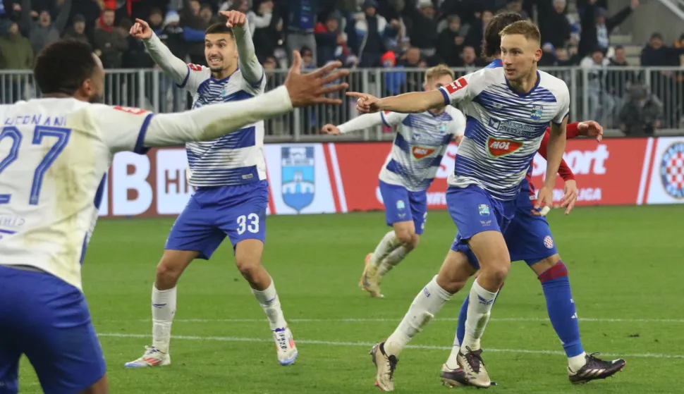 Osijek, 24. 11. 2024, Opus Arena, nogmoet, SupeSport HNL, Osijek - Hajduk. Emin Hasić (33) i Luka Jelinić (26).snimio GOJKO MITIĆ