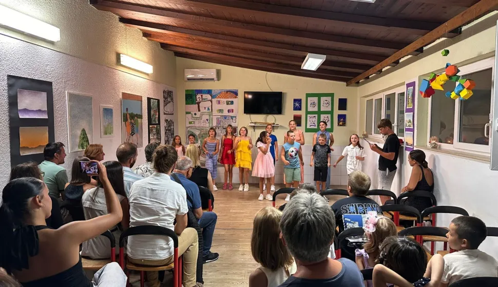 Izložba djece i umjetnika - likovna radionica na Supetrusrpanj 2025.Ustupljena fotografija