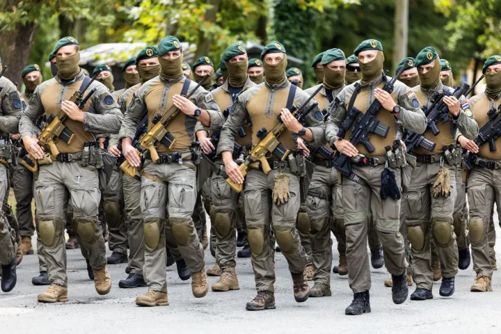 Velika Gorica, 28.7.2025 - Ministar obrane Ivan Anušić, i načelnik Glavnog stožera Oružanih snaga Tihomir Kundid obišli su pripadnike pješačkih postroja Hrvatske vojske uoči mimohoda u Zagrebu.Foto Hina/ Dario GRZELJ/ dag