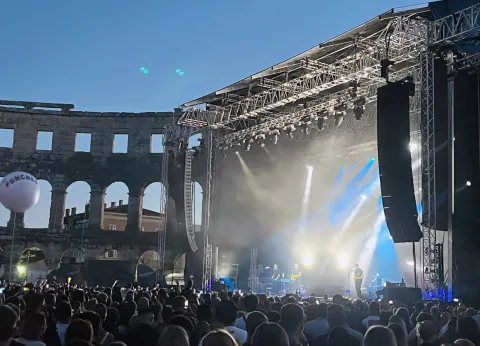 Pula, 29.7.2025.- Slavni kanadski glazbenik i globalna rock ikona Bryan Adams nastupio je u utorak nave?er u pulskoj Areni, te odu?evio brojne fanove iz cijele Europe koji su imali priliku prisustvovati ovom koncertu kao dio velike svjetske turneje Roll with the Punches. foto HINA/ ua