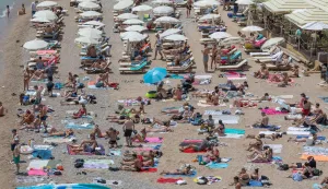 19.06.2025., Dubrovnik - Plaze pune kupaca i turisticka guzva. Photo: Grgo Jelavic/PIXSELL