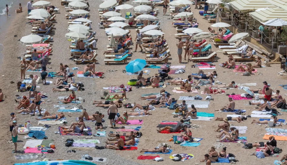 19.06.2025., Dubrovnik - Plaze pune kupaca i turisticka guzva. Photo: Grgo Jelavic/PIXSELL