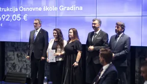 Zagreb, 30.07.2025 - Predsjednik Vlade Andrej Plenković sudjelovao je na dodjeli ugovora za Poziv "Izgradnja, rekonstrukcija i opremanje osnovnih škola za potrebe jednosmjenskog rada i cjelodnevne škole" iz Nacionalnog plana oporavka i otpornosti 2021. - 2026. Na fotografiji Radovan Fuchs, Andrej Plenković, Dragan Primorac foto HINA/ Daniel KASAP/ dk